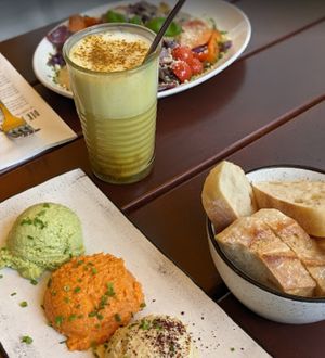 chai latte and dips at SIGGIS v/gan dine & co. in Munich