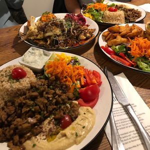 Gyros, Veggie-Platte und Burger at SIGGIS v/gan dine & co. in Munich