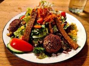 Falafel Tempeh Salad at SIGGIS v/gan dine & co. in Munich