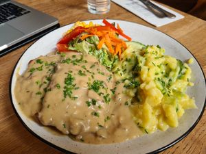 Schnitzel with potato salad at SIGGIS v/gan dine & co. in Munich