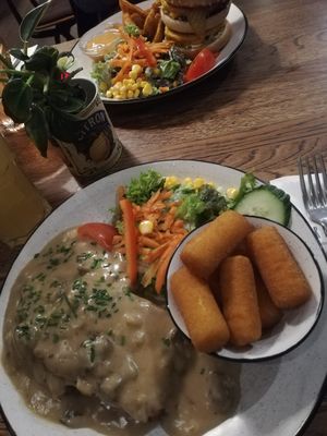 Anti-Jägerschnitzel mit Kroketten und Burger at SIGGIS v/gan dine & co. in Munich
