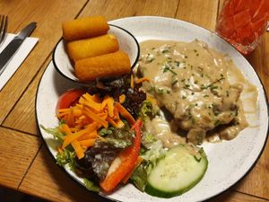 Jägerschnitzel at SIGGIS v/gan dine & co. in Munich