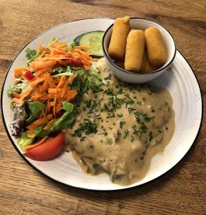 Anti-Jägerschnitzel mit Kroketten   at SIGGIS v/gan dine & co. in Munich
