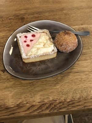 Himbeere Tarte und Quark Bällchen   at SIGGIS v/gan dine & co. in Munich