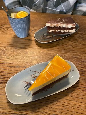 Erdnuss Kuchen und Mango Kuchen at SIGGIS v/gan dine & co. in Munich