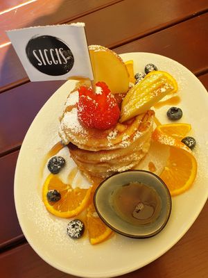 American Breakfast: Pancake Tower at SIGGIS v/gan dine & co. in Munich