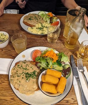 Schnitzel mit Kroketten oder Kartoffelsalat at SIGGIS v/gan dine & co. in Munich