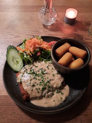 Sojaschnitzel mit Pilzrahmsoße , Kroketten und Salat at SIGGIS v/gan dine & co. in Munich