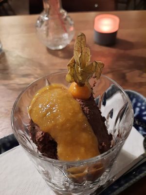 dunkle Schokomousse mit Mangopüree at SIGGIS v/gan dine & co. in Munich