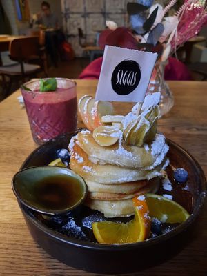 Pancakes mit Früchten und extra Bananen at SIGGIS v/gan dine & co. in Munich
