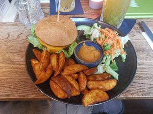 SIGGIS Burger mit Wedges und Salat at SIGGIS v/gan dine & co. in Munich
