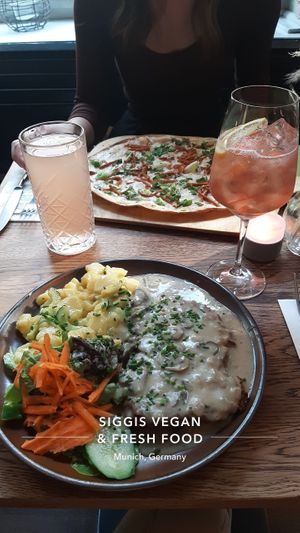 So leckeres Schnitzel😍 at SIGGIS v/gan dine & co. in Munich
