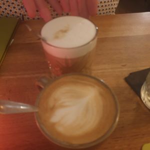 Cappuccino and latte at SIGGIS v/gan dine & co. in Munich