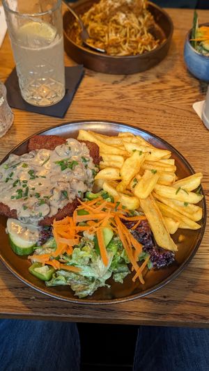 Crispy. With "garnish" salad 😊 at SIGGIS v/gan dine & co. in Munich