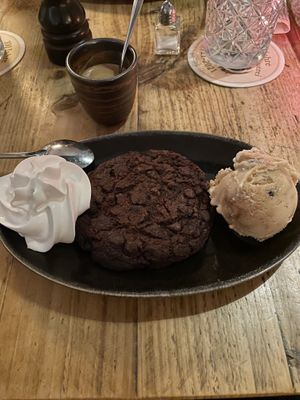 Chocolate cookie with ice cream and cream (5,40€)  at SIGGIS v/gan dine & co. in Munich