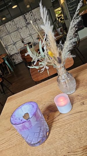 Smurf Latte mit Erbsenmilch at SIGGIS v/gan dine & co. in Munich