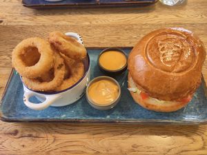 Chicken burger and onion rings at SIGGIS v/gan dine & co. in Munich