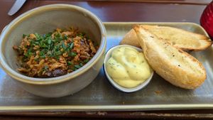 SHROOMY a1) a2)😄(from 5 pm) 7,60 €
Sauteed brown mushrooms, garlic oil,
remoulade, fried onions and garlic baguette at SIGGIS v/gan dine & co. in Munich