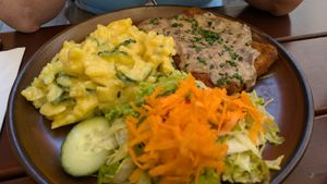 CRISPY a1) 4) 6)😄18,90 €
Our Anti-„Jägerschnitzel“ – fried soy „Schnitzel“ 
served with homemade mushroom cream sauce 
and some salad garnish. at SIGGIS v/gan dine & co. in Munich