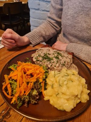 Jägerschnitzel at SIGGIS v/gan dine & co. in Munich