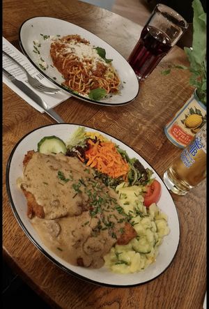 Schnitzel mit Kartoffelsalat und Bolognese at SIGGIS v/gan dine & co. in Munich