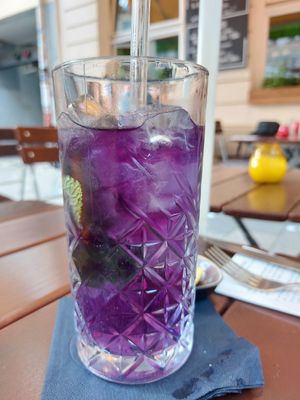 Surprise after adding lemon at SIGGIS v/gan dine & co. in Munich