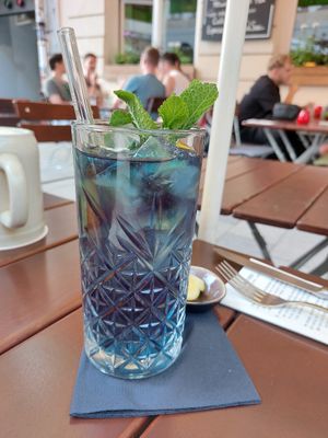 Surprise before adding lemon at SIGGIS v/gan dine & co. in Munich