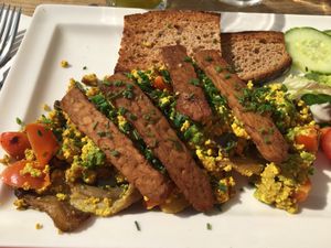 Scrambled Eggz „Tofu“ with Tempeh Bakon Strips .... mmmmmm Deeeelishus at SIGGIS v/gan dine & co. in Munich
