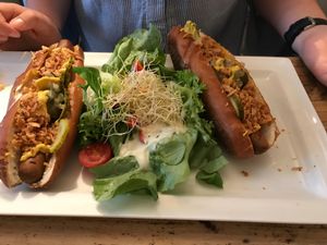 Seiten Hotdogs- superlecke Senfsauce at SIGGIS v/gan dine & co. in Munich