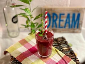 Schlemmen im SIGGIS ??
Unser frisch gemixter Rote Beete Smoothie mit Datteln, Ingwer, Orangen, Zitronen, Apfel und Chiasamen :-) at SIGGIS v/gan dine & co. in Munich