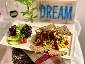 Schlemmen im SIGGIS 😋☺️
Unser super leckeres Rührtofu mit angebratenen Austernpilzen und Räuchertempeh und noch viel mehr.... at SIGGIS v/gan dine & co. in Munich