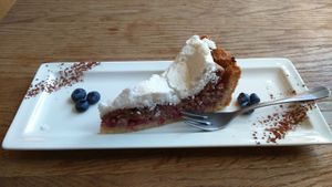 Currant meringue pie at SIGGIS v/gan dine & co. in Munich