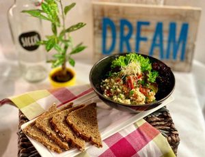 Unser frisch zubereiteter Quinoasalat 😄
Paprika, Gurken, Petersilie, Minze, Tomaten, Datteln, Zitrone, Quinoa und unser hausgemachtes Dressing - yummy! at SIGGIS v/gan dine & co. in Munich