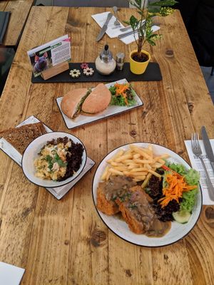 Burger, salad & Schnitzel at SIGGIS v/gan dine & co. in Munich