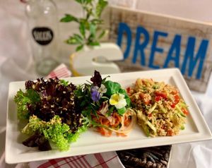 Schlemmen im SIGGIS 😋☺️
Unsere Salat Bowl mit saisonaler Rohkost, Quinoa, Blattsalat und würzigem Cashew-Miso-Dressing - gerne auch mit knusprigen Austernpilzen 😄
 at SIGGIS v/gan dine & co. in Munich