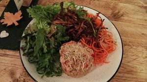 Quinoa salad bowl with oyster mushrooms at SIGGIS v/gan dine & co. in Munich