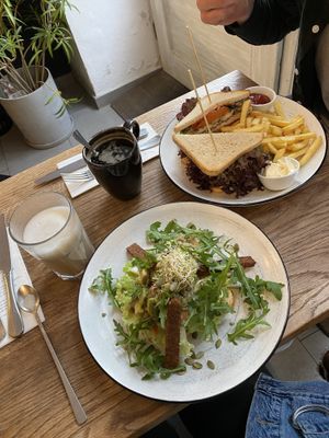 Club sandwich and avocado toast dishes  at SIGGIS v/gan dine & co. in Munich