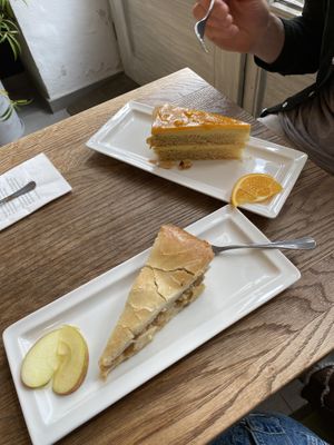 Apple pie and Mango Passionfruit cake 🍏🥭 at SIGGIS v/gan dine & co. in Munich