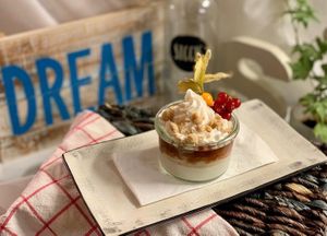 Wir haben ein neues Dessert 😄
Kokos Panna Cotta mit Pflaumenröster und Zimststreusel 😋😋😋 at SIGGIS v/gan dine & co. in Munich