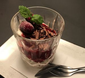 White chocolate mousse with raspberry cream at SIGGIS v/gan dine & co. in Munich