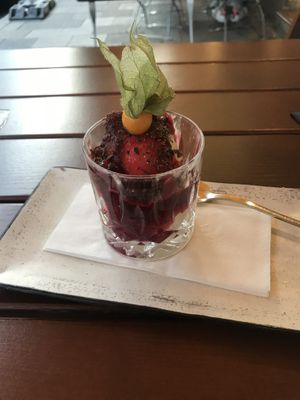 Weißes Mousse  at SIGGIS v/gan dine & co. in Munich