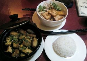 eggplant in clay pot with tofu and rice (60.000₫), cau lau with tofu (40.000₫) at Nocturnal Artist in Hoi An