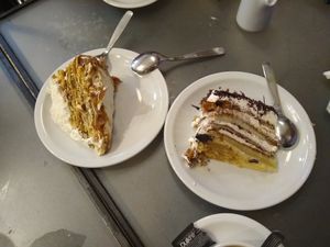 Tiramisú y rogel at Loving Hut - Palermo in Buenos Aires