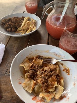 Vem bastante, muito gostoso, tem de tudo, até doce de leite vegano! Vale a pena  at Loving Hut - Palermo in Buenos Aires