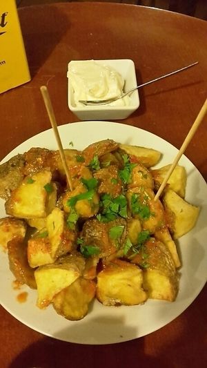Patatas Bravas (vegan) & aioli (vegetarian) at Stromboli Gastrobar in Barcelona