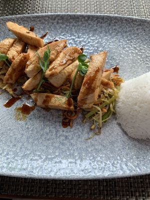 Geschnetzeltes aus Soja-mariniertem Quorn, orientalisches Gemüse und
Basmati-Reis mit Kardamom.  at Blu in Locarno