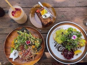 Avo sourdough with greens and house krout, soba noodle salad, banana bread and bpcm smoothie at Folk in Byron Bay
