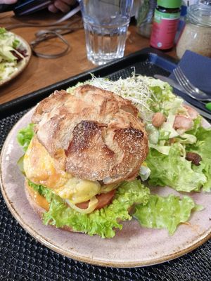 Seitan Burger mit Salat at Bistro Jo in Krumbach