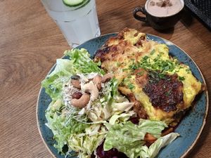 Linsenlasagne mit Salat. Im Menü mit Getränk und Dessert at Bistro Jo in Krumbach