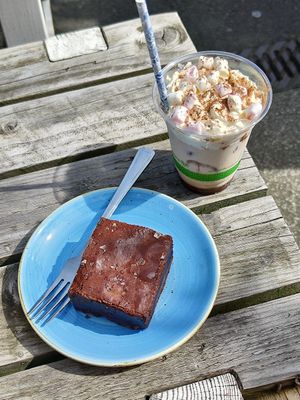 Brownie and iced chocolate oat drink 😋 at Blend in Nottingham